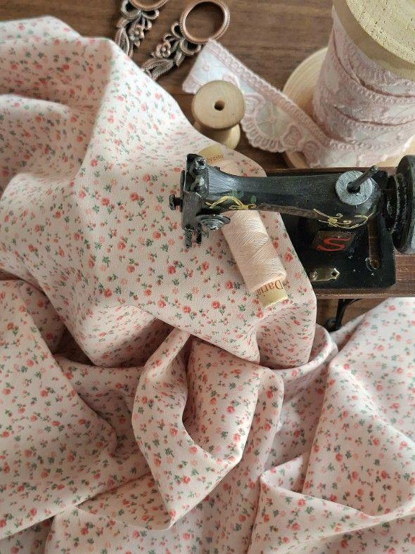 کرپ کره ای زمینه گل‌بهی با گل ریز